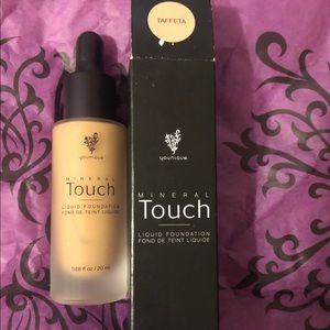 Younique Liquid Foundation, Color: Taffeta